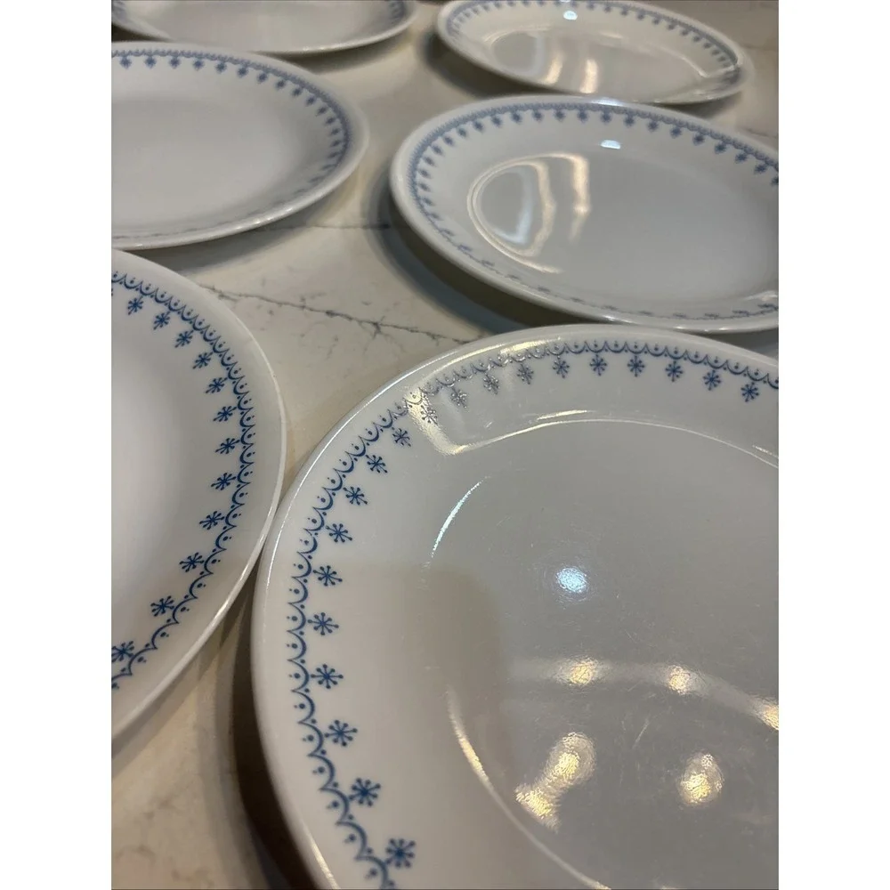Set Of 7 Vintage Corelle Snow Flake Blue Garland Luncheon Plates 8.5